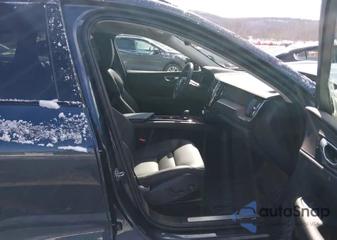 2024 Volvo Xc60 B5 Plus Dark Theme z USA, uszkodzony, nr VIN YV4L12RL5R1814913